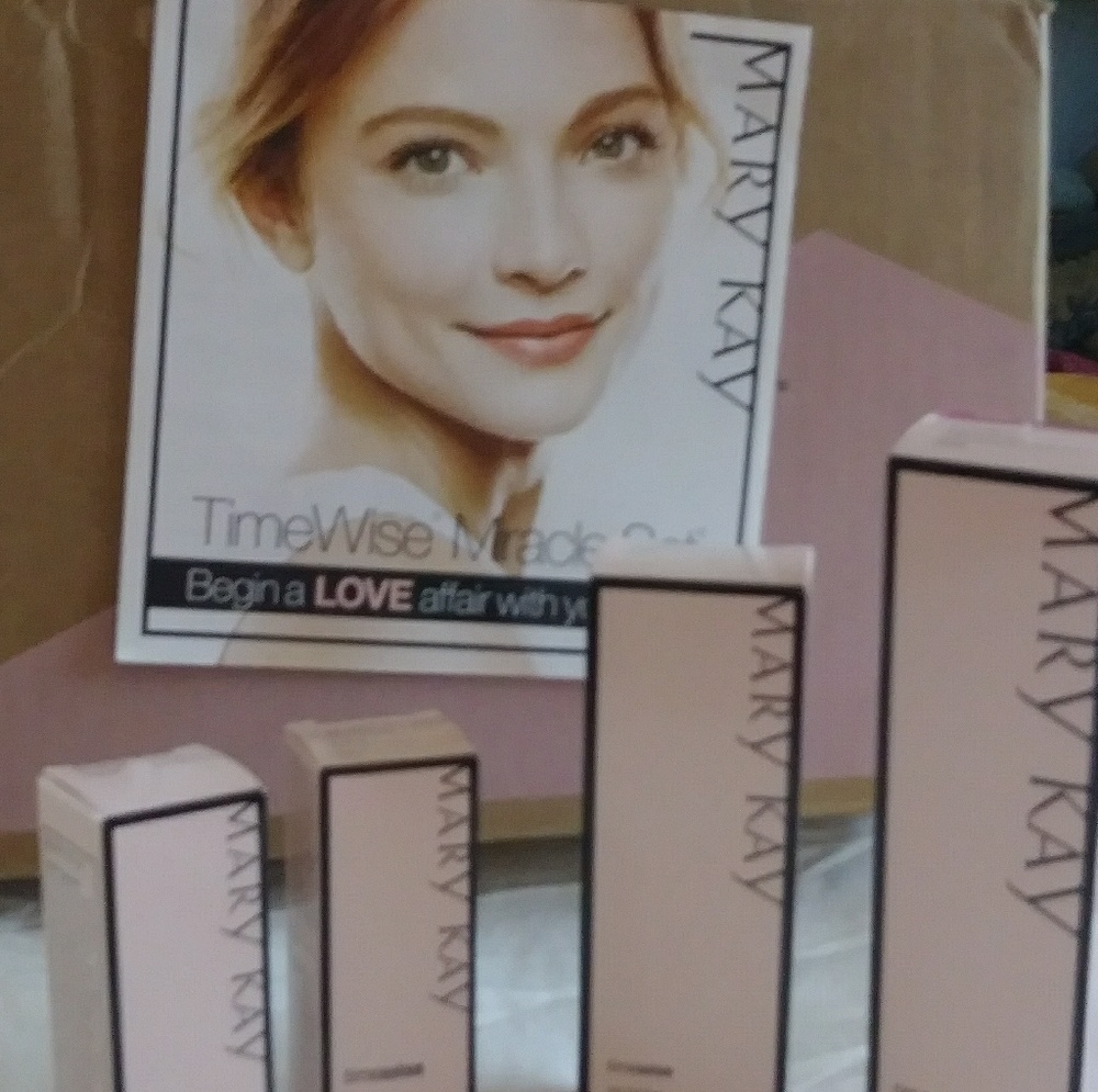 Mary Kay Mircle Set NWT - Picture 2 of 2